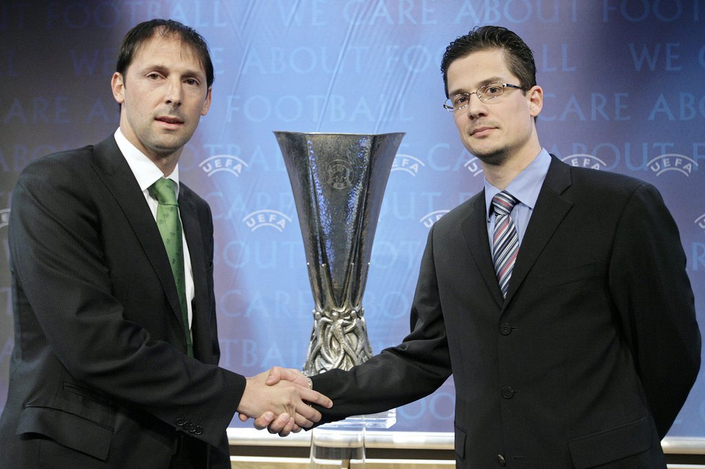 Pedro Barbosa, left, Director Professional Football of Portugal club Sporting Lisbon, shakes hands with Pascal Naef, right, of Swiss soccer club FC Basel, in front of the UEFA Cup trophy after the drawing of the games for the UEFA Cup 2007/08 for round of 32, at the UEFA Headquarters in Nyon, Switzerland, Friday, December 21, 2007. (KEYSTONE/Salvatore Di Nolfi)