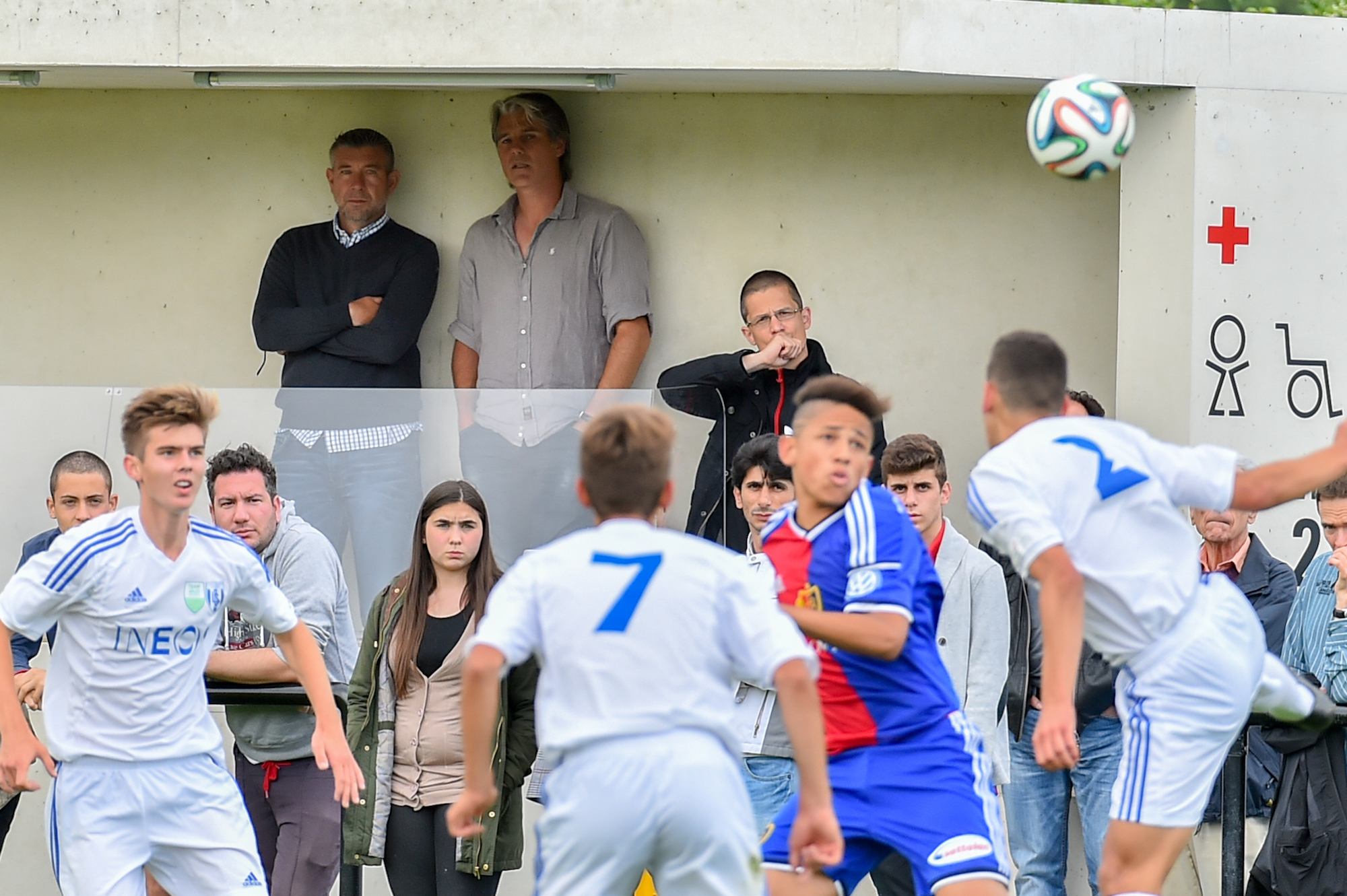 Pascal Naef, FC Basel U16–FC Lausanne-Sport, hinten Cheftrainer Urs Fischer (links) und Co-Trainer Marco Walker