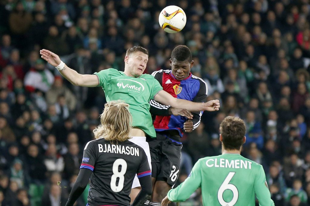 epa05169076 Basel's Breel Embolo (R) fights for the ball with Saint-Etienne's Franck Tabanou during the UEFA Europa League Round of 32 match between AS St. Etienne and FC Basel at the Stade Geoffroy-Guichard in St. Etienne, France, 18 February 2016. EPA/PETER KLAUNZER