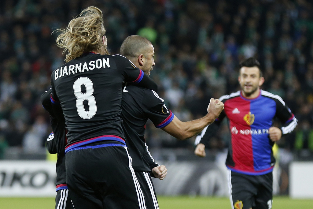 Basel's Walter Samuel, center, celebrates after scoring the 2-1 during the UEFA Europa League Round of 32 match between France�s AS St-Etienne and Switzerland's FC Basel at the Stade Geoffroy-Guichard in St-Etienne, France, Thursday, February 18, 2016. (KEYSTONE/Peter Klaunzer)