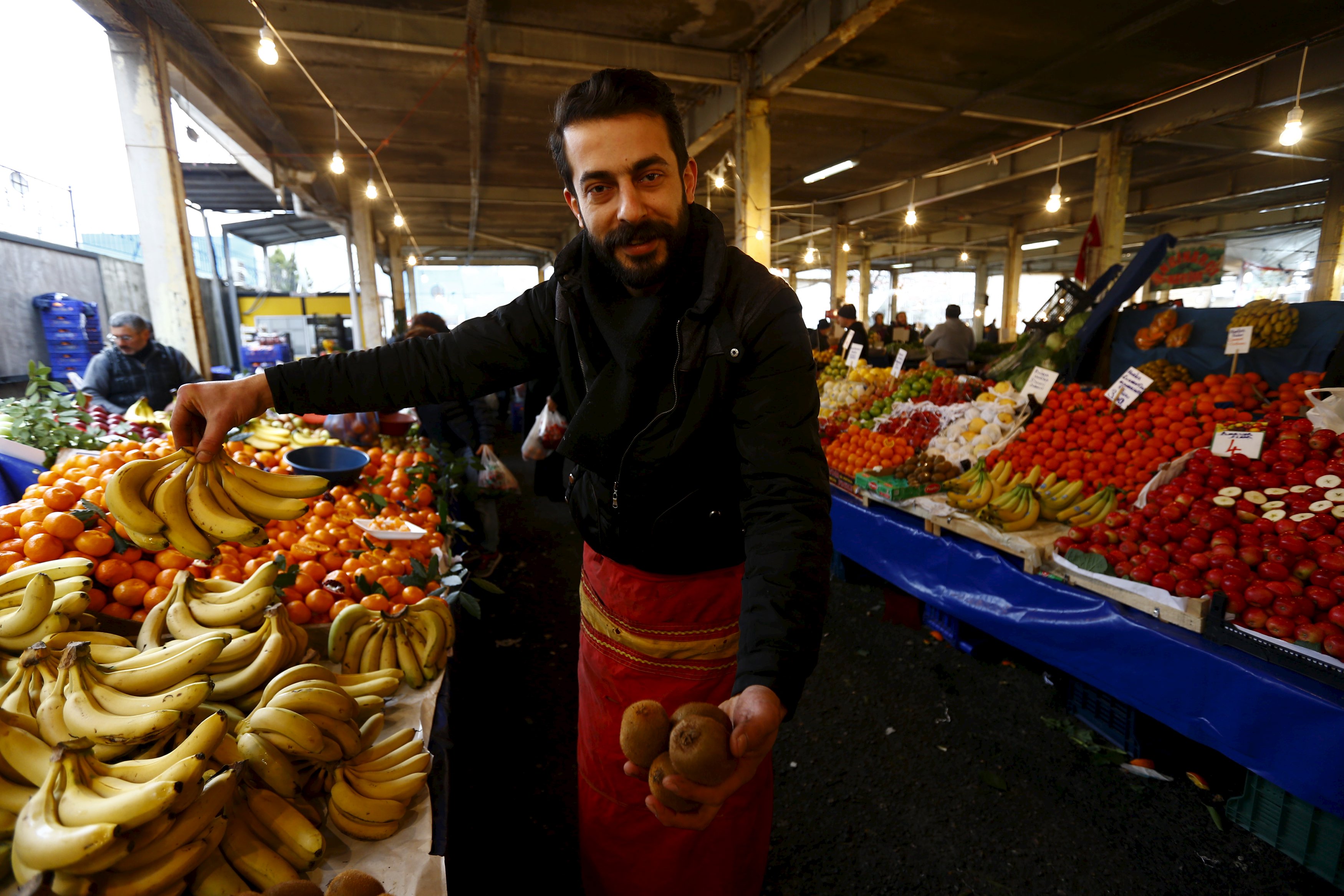 <p>A stallholder sells fruits at a bazaar in Istanbul, Turkey January 30, 2016. Inflation has become Turkey's biggest economic challenge, hitting the pockets of ordinary people even as President Tayyip Erdogan and the ruling party have built their reputation largely on economic growth and stability. Picture taken January 30, 2016. REUTERS/Murad Sezer</p>