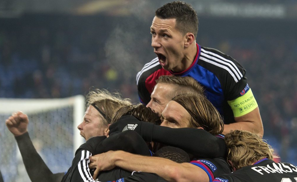 epa05181009 FC Basel's players cheeer after scoring a goal during the UEFA Europa League Round of 32 second leg soccer match between FC Basel 1893 and AS Saint-Etienne at the St. Jakob-Park stadium in Basel, Switzerland, 25 February 2016. EPA/GEORGIOS KEFALAS