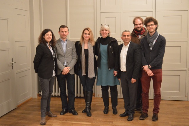 Gruppenfoto mit jungen und altgedienten SP-Mitgliedern (von links nach rechts): Michela Seggiani, Kosta Papa, Almedina Maliqi, Brigitte Hollinger, Mustafa Atici, Tim Cuénod, Endrit Sadiku.