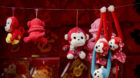 Affenfiguren aus Plüsch auf einem chinesischen Markt. Schweizer Manager im "Reich der Mitte" bleiben optimistisch für das J