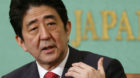 Japans Premierminister Shinzo Abe zeigt sich trotz mieser Konjunkturdaten unbeirrt zuversichtlich: Schuld am schwachen Konsum