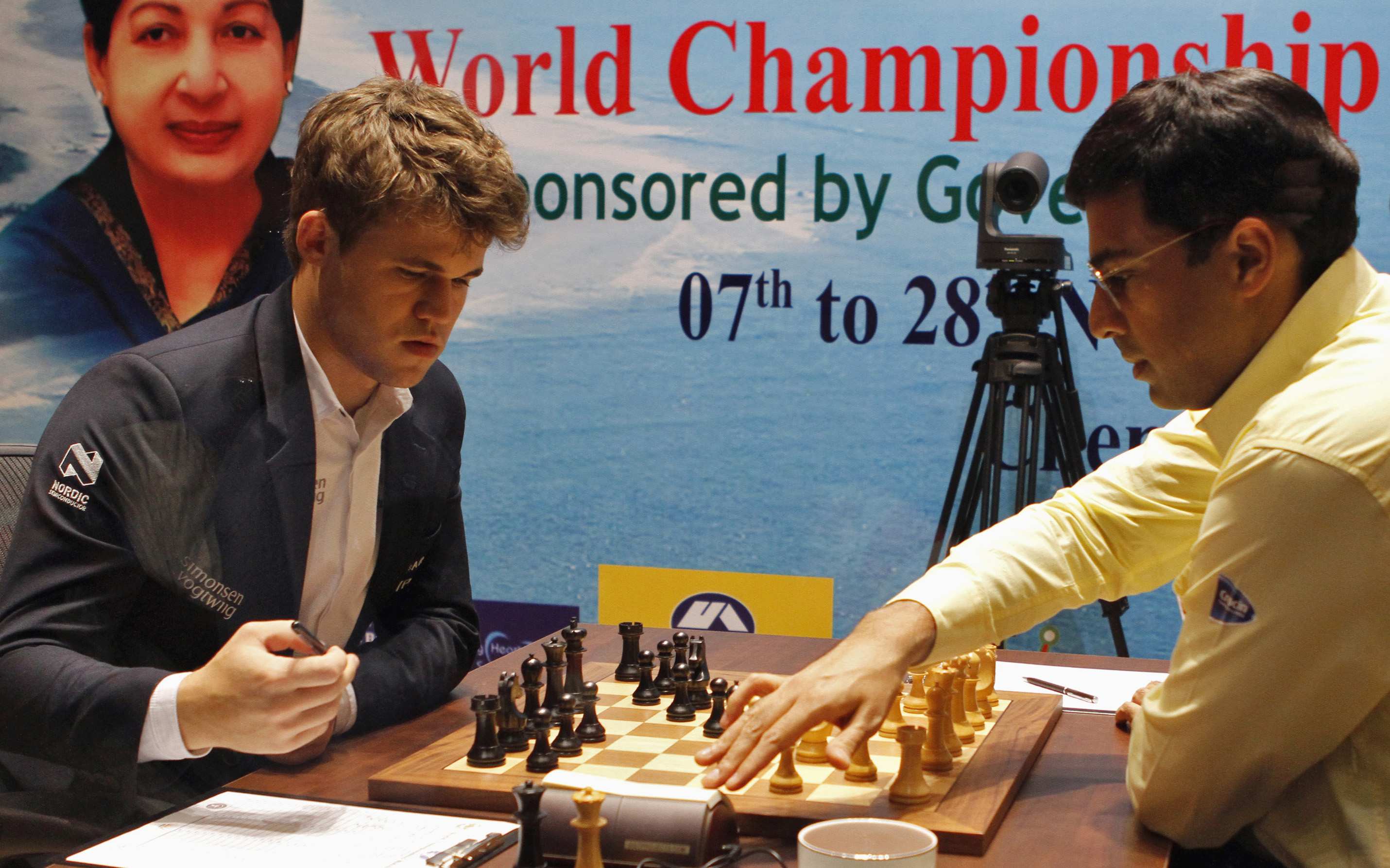 India's Viswanathan Anand (R) plays against Norway's Magnus Carlsen during the FIDE World Chess Championship in the southern Indian city of Chennai November 21, 2013. REUTERS/Babu (INDIA - Tags: SPORT CHESS)