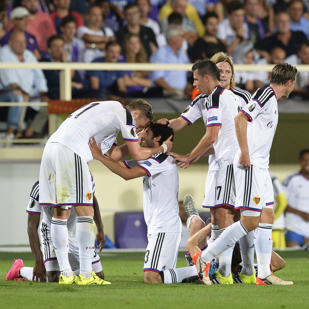 epa04935847 Basel's Mohamed Elneny (C) celebrates with his teammates after scoring the 2-1 lead during the UEFA Europa League group I soccer match between AC Fiorentina and FC Basel 1893 at the Artemio Franchi stadium in Florence, Italy, 17 September 2015. EPA/GEORGIOS KEFALAS