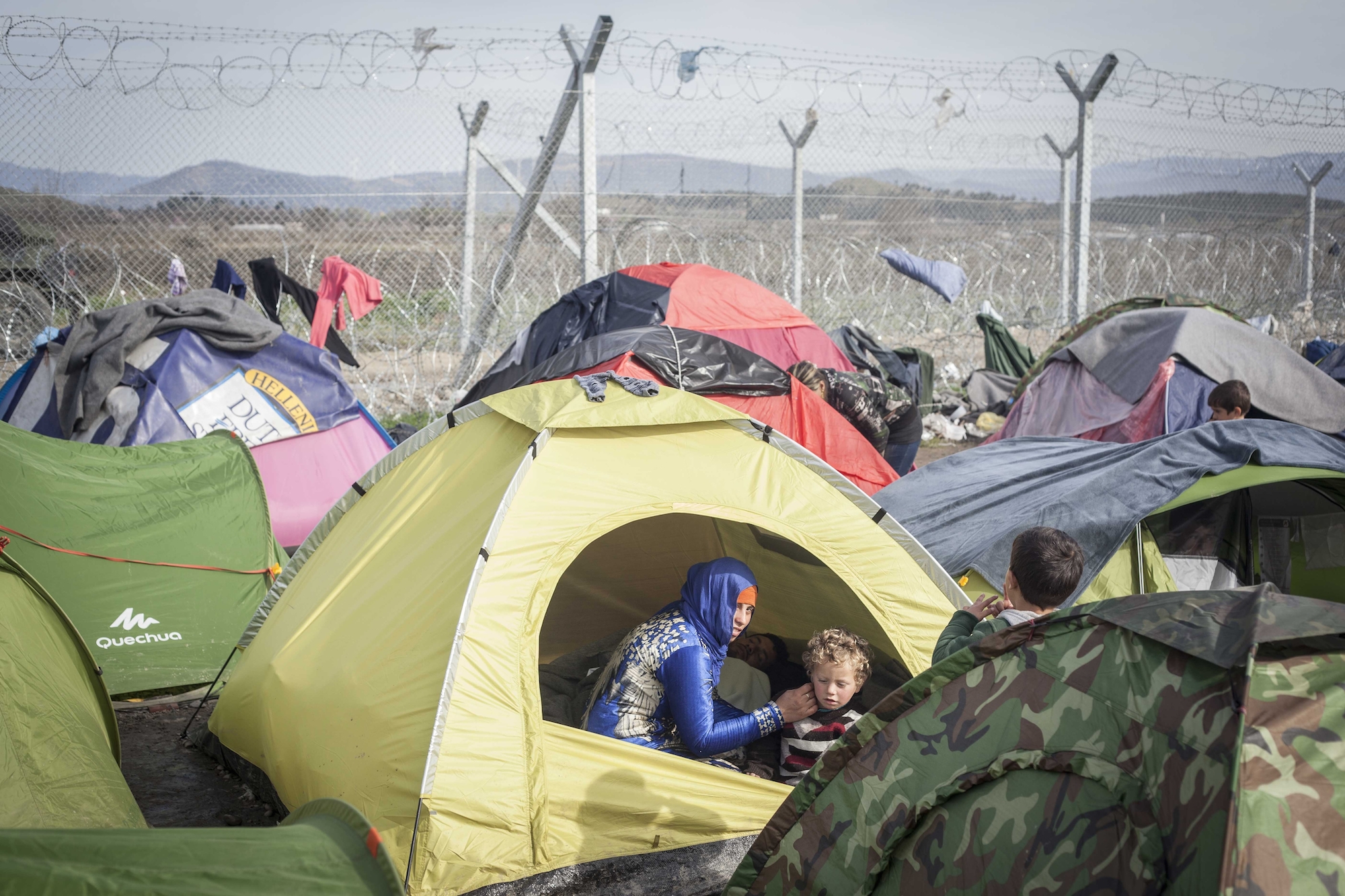 Tausende Flüchtlinge warten an der griechisch-mazedonischen Grenze.