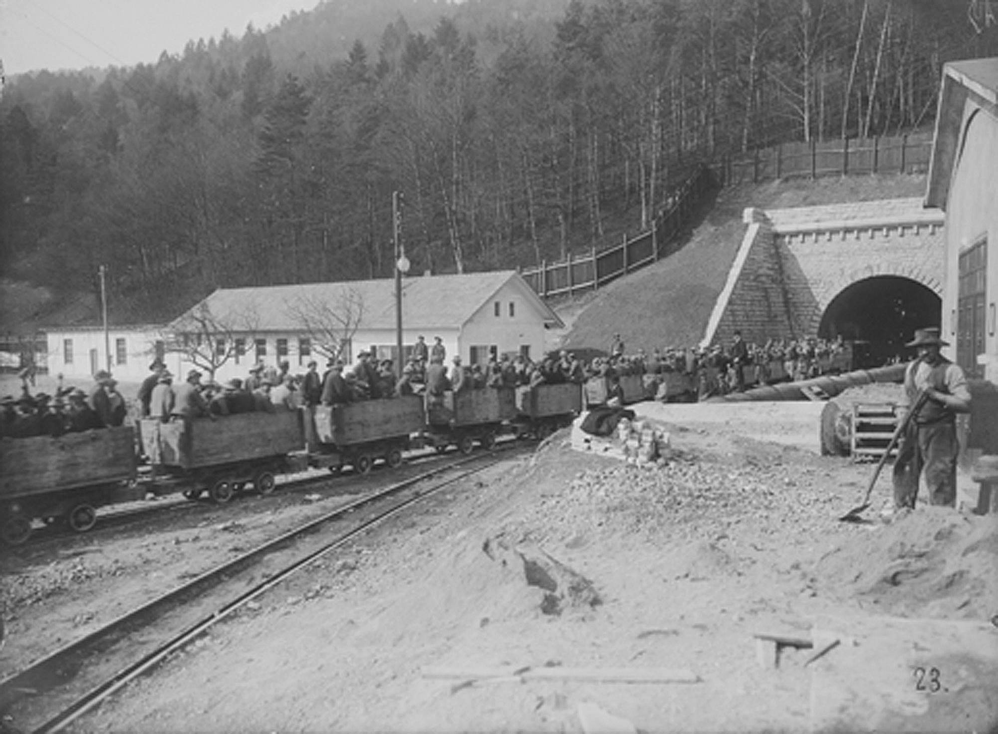 Arbeiterzug bei der Einfahrt am Südportal, 1913
