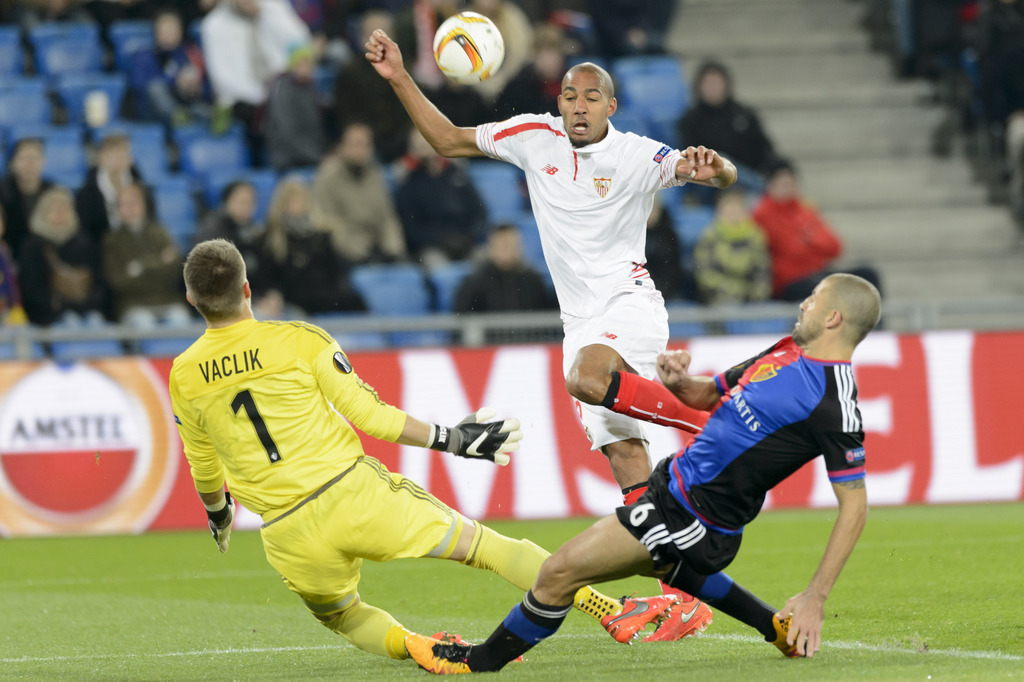 Sevilla's Steven N'Zonzi,center, fights for the ball against Basel's goalkeeper Tomas Vaclik, left, and Basel's Walter Samuel, right, during the UEFA Europa League Round of 16 first leg soccer match between Switzerland's FC Basel 1893 and Spain's Sevilla Futbol Club at the St. Jakob-Park stadium in Basel, Switzerland, on Thursday, March 10, 2016. (KEYSTONE/Laurent Gillieron)