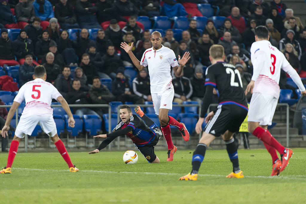 Basel's Renato Steffen, center left, fights for the ball against Sevilla's Steven N'Zonzi, center right, during the UEFA Europa League Round of 16 first leg soccer match between Switzerland's FC Basel 1893 and Spain's Sevilla Futbol Club at the St. Jakob-Park stadium in Basel, Switzerland, on Thursday, March 10, 2016. (KEYSTONE/Georgios Kefalas)