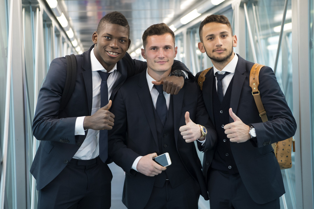 Breel Embolo, Taulant Xhaka and Naser Aliji from left, of Switzerland's soccer team FC Basel on their departure at the airport in Basel, Switzerland, on Wednesday, March 16, 2016. Switzerland's FC Basel 1893 is scheduled to play against Spain's Sevilla Futbol Club in an UEFA Europa League Round of 16 second leg soccer match on Thursday, March 17, 2016. (KEYSTONE/Georgios Kefalas)