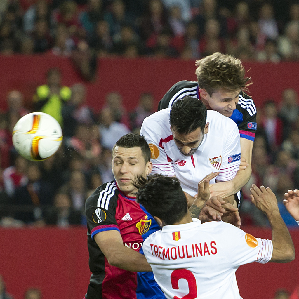 Fight for the ball during the UEFA Europa League Round of 16 second leg soccer match between Spain's Sevilla Futbol Club and Switzerland's FC Basel 1893 at the Ramon Sanchez Pizjuan stadium in Sevilla, Spain, on Thursday, March 17, 2016. (KEYSTONE/Georgios Kefalas)