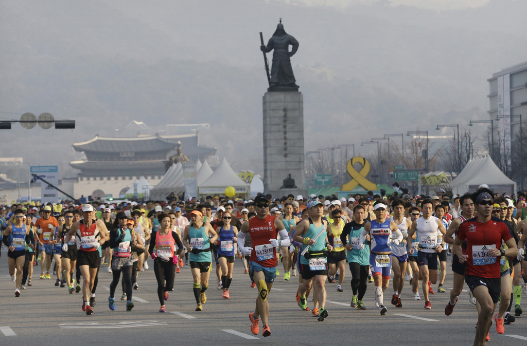 Runners race during the men's race of the Seoul International Marathon in Seoul, South Korea, Sunday, March 20, 2016. (AP Photo/Ahn Young-joon)