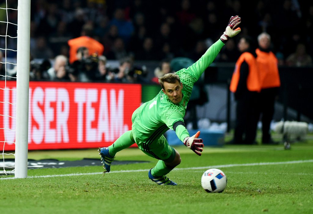 Harry Kane zirkelt den Ball gekonnt an Manuel Neuer vorbei