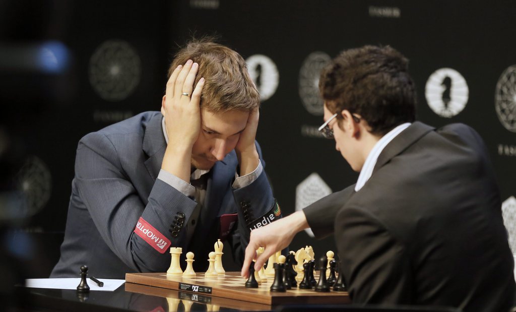 epa05233466 Sergey Karjakin (L) of Russia plays against Fabiano Caruana (R) of the US during the FIDE World Chess Candidates Tournament in Moscow, Russia, 28 March 2016. The event which determines the next Challenger to Magnus Carlsen's title. EPA/SERGEI ILNITSKY