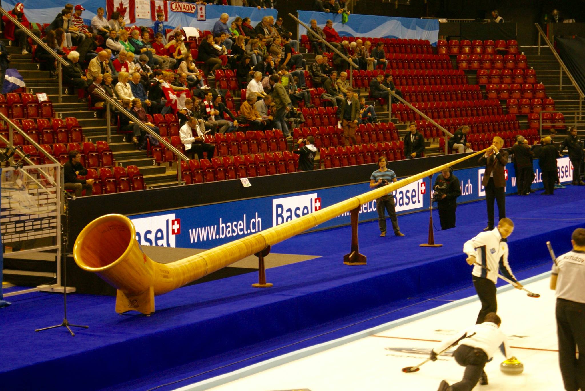 Auch das ist Curling in Basel: Live-Musik durch ein 14-Meter-langes Alphorn