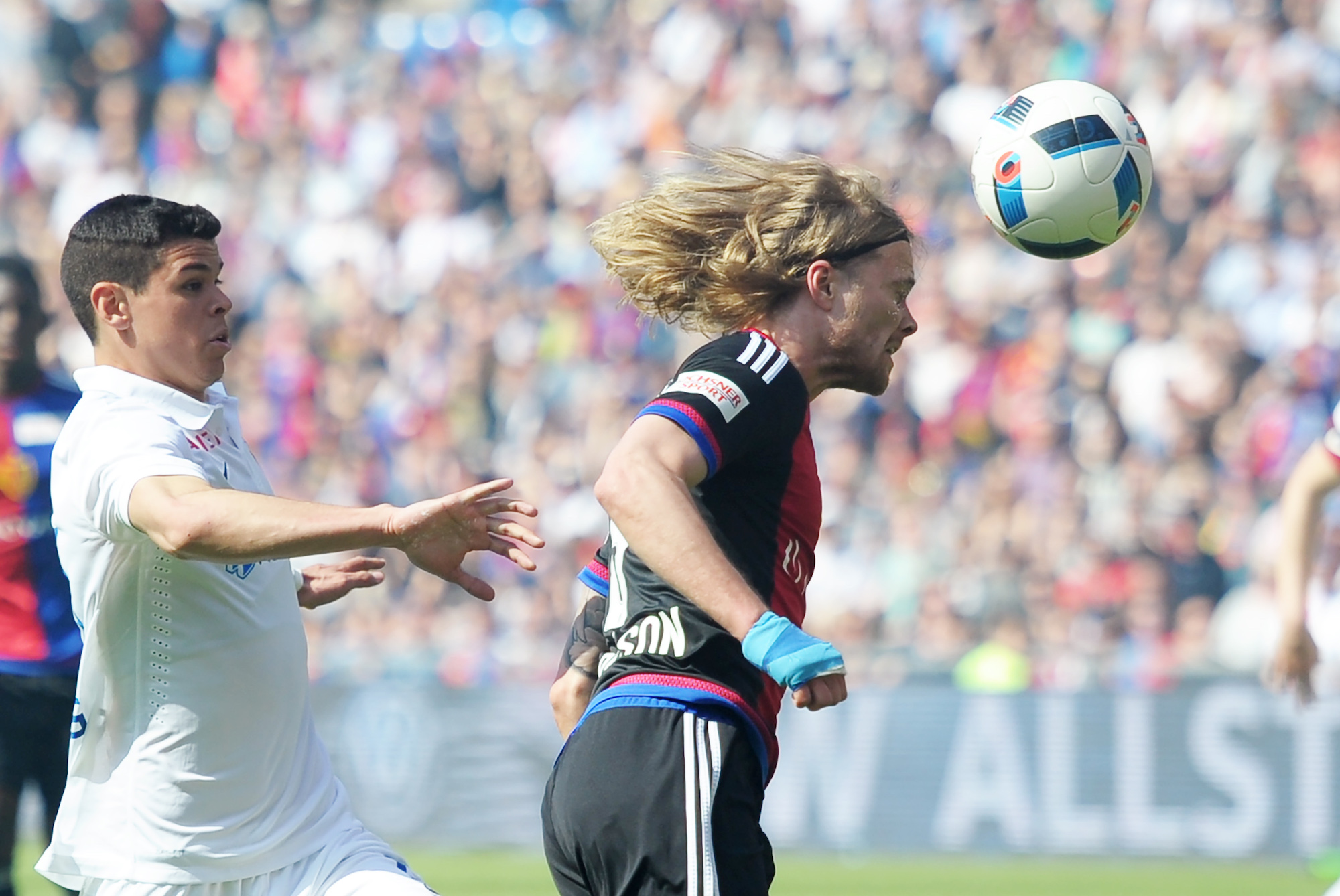 10.04.2016; Basel; Fussball Super League - FC Basel - FC Zuerich; Birkir Bjarnason (Basel) erzielt das Tor zum 2:2 (Steffen Schmidt/freshfocus)