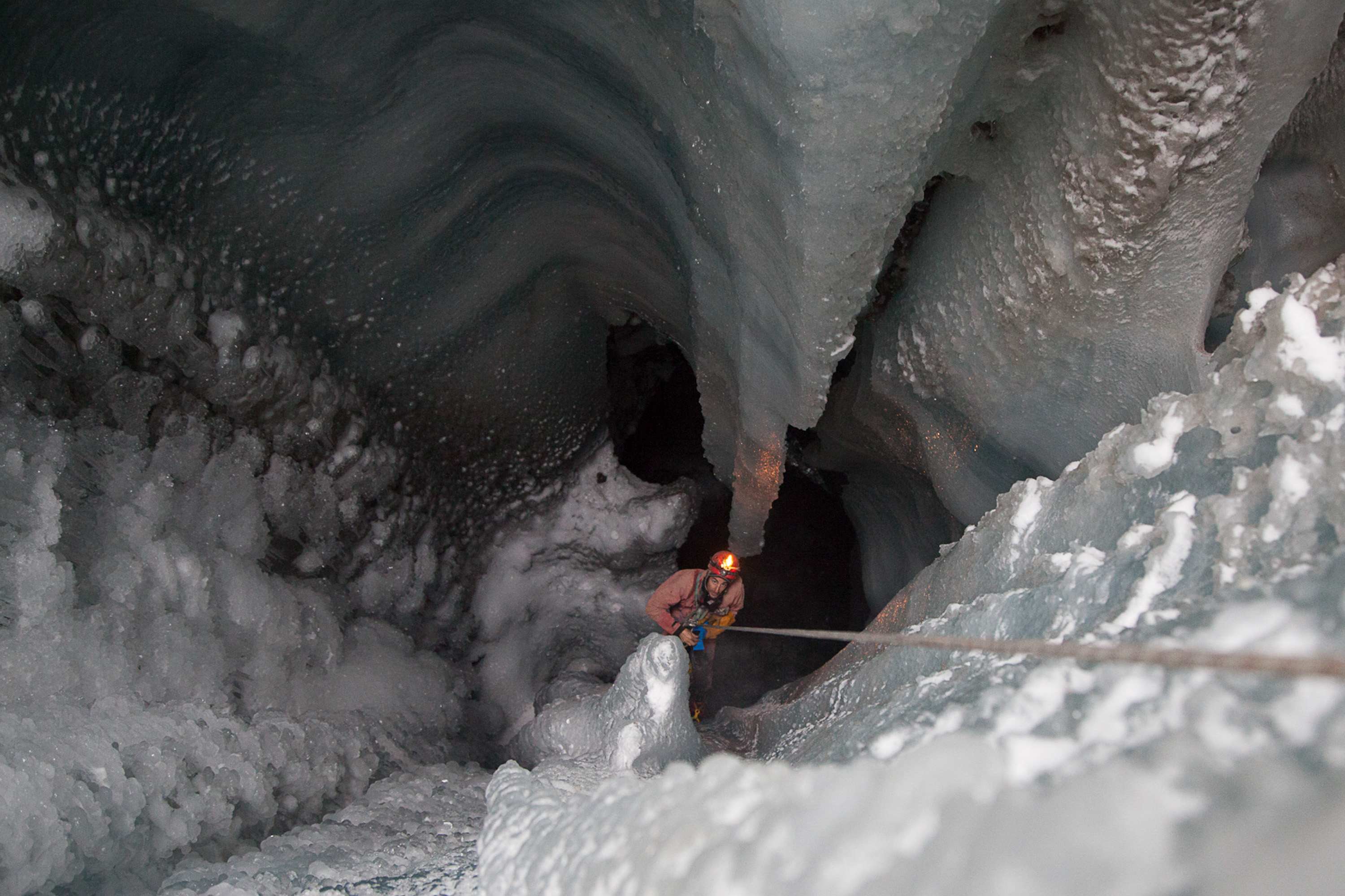 Senkrecht, bis zu 50 Meter tief fallen die Eisschächte ins Eis. Abseilen ist die einzige Einstiegsmöglichkeit.