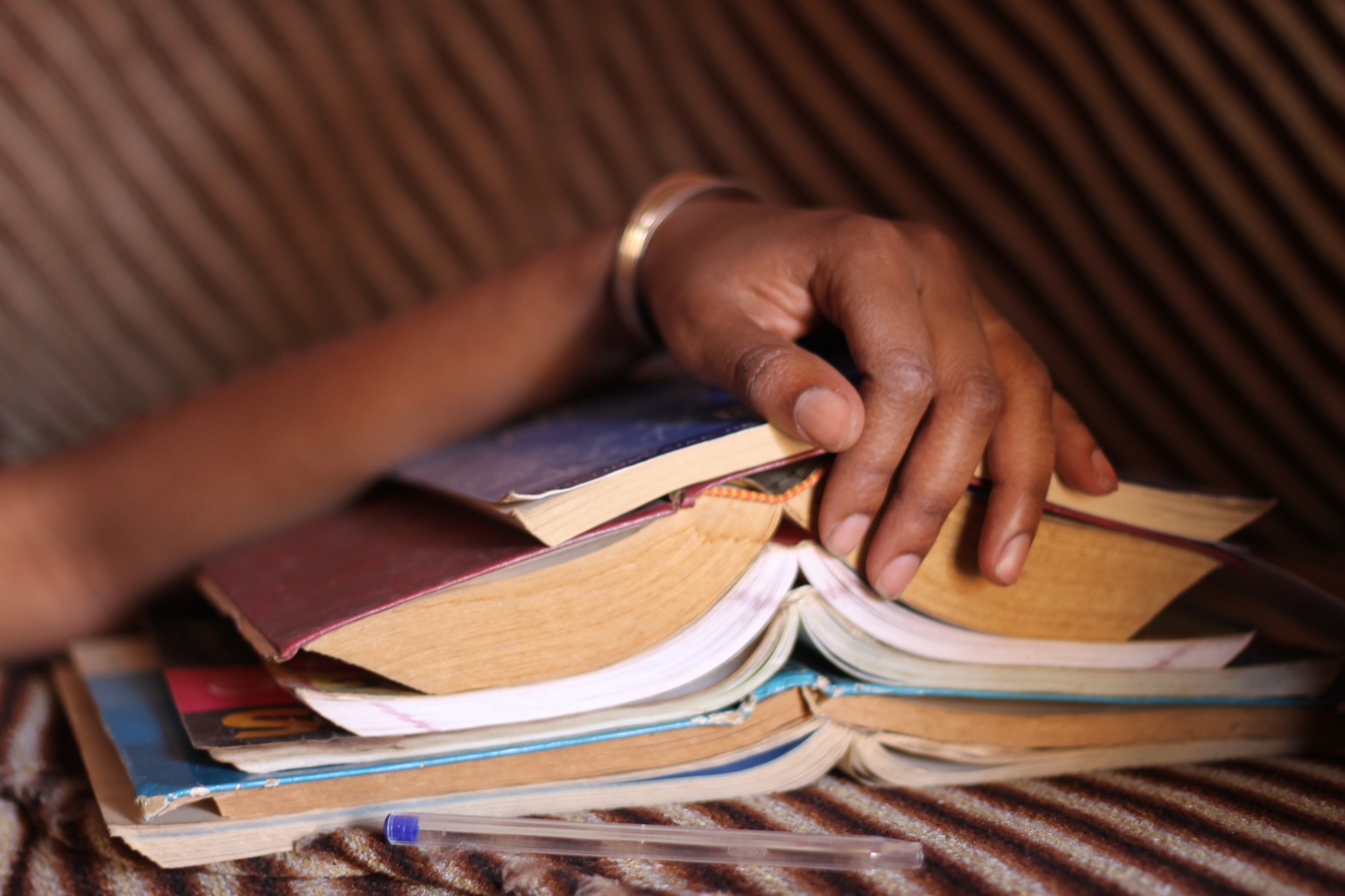 Bücher wälzen: Für viele junge Westafrikaner ist es damit nach der Erstausbildung nicht vorbei. Weil die wenigsten direkt eine Anstellung finden, beginnen viele eine Zweitausbildung.