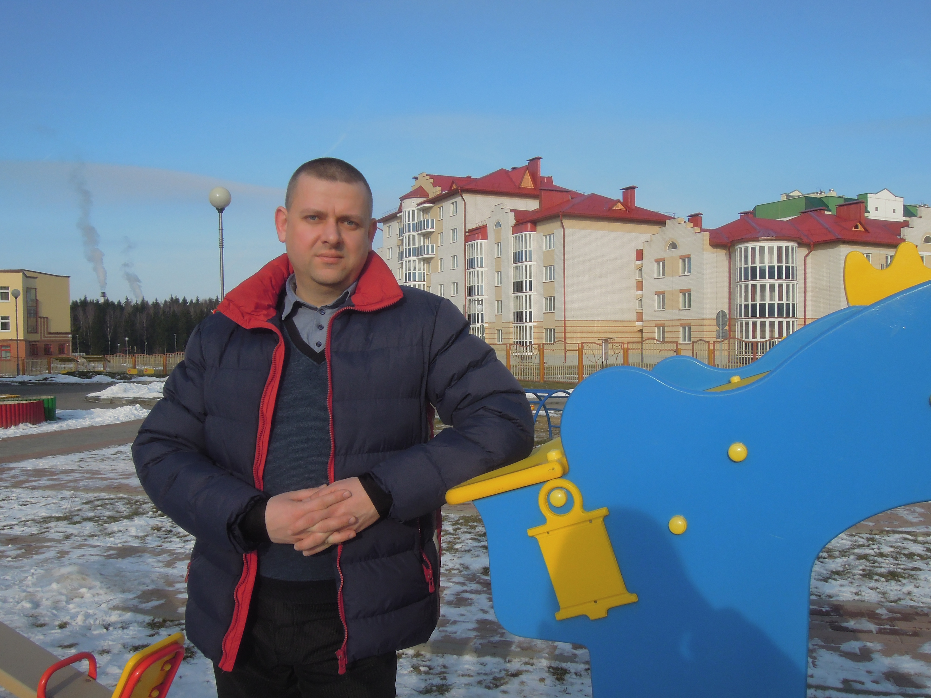 Der Kindergartenleiter Pawel Rynkewitsch auf dem Spielplatz seines Kindergartens in Ostrowez, Belarus. Aufgenommen im März 2016.