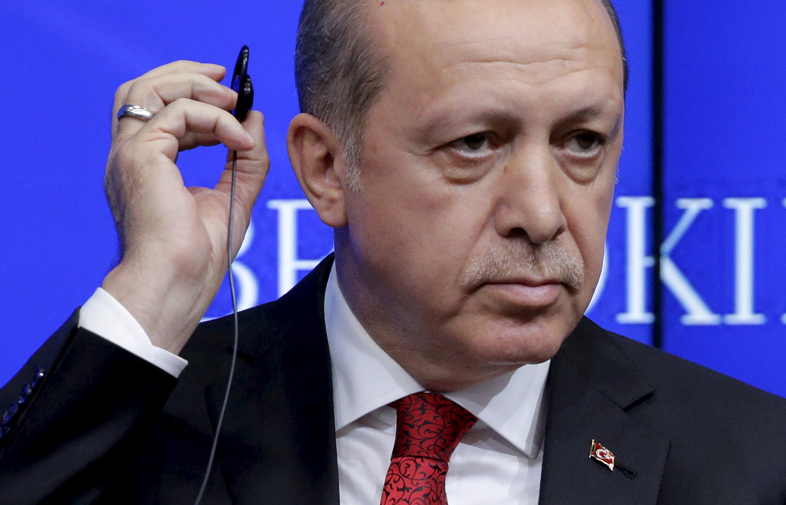 Turkish President Tayyip Erdogan removes his ear piece at the Brookings Institute in Washington March 31, 2016. REUTERS/Joshua Roberts