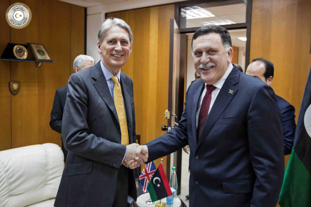 Der libysche Premier Fayez Serraj (rechts) schüttelt derzeit viele Hände von europäischen Aussenministern, hier die Hand von Philip Hammond aus Grossbritannien.