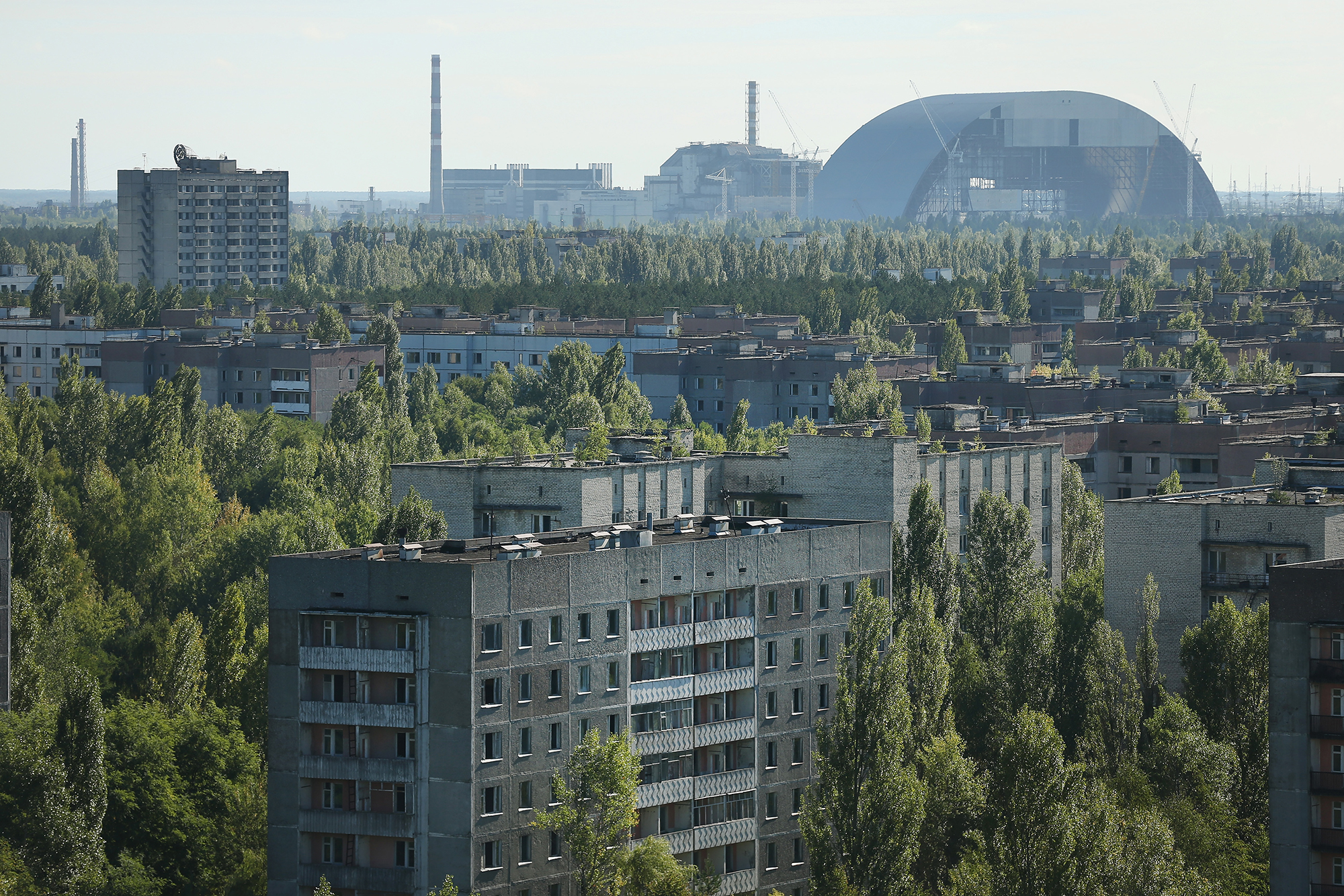 Die neue Schutzhülle dominiert die Skyline der verlassenen Stadt Pripyat.