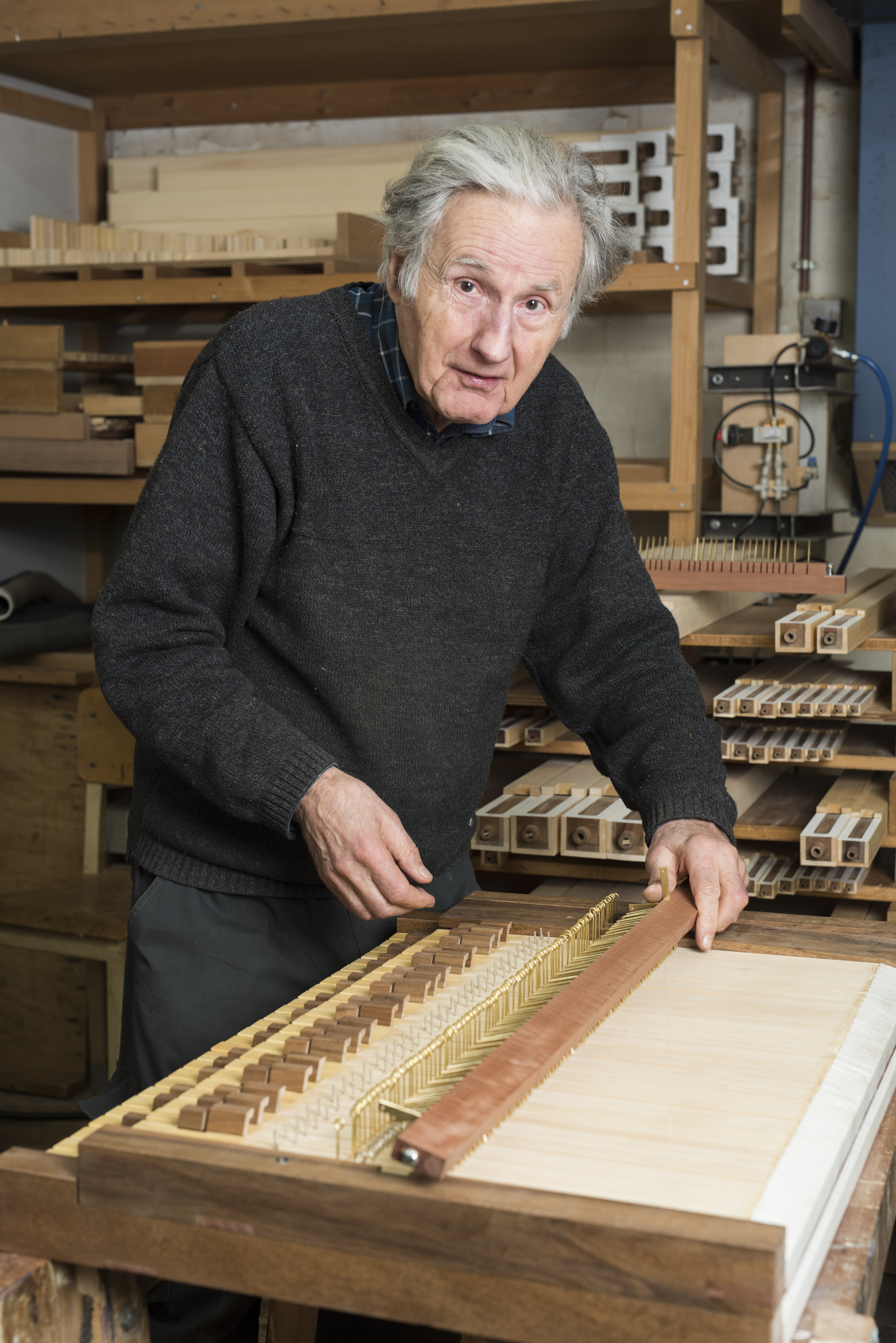 Der 82-jährige Orgelbauer Bernhard Fleig mit der Tastatur der vieltönigen Orgel.
