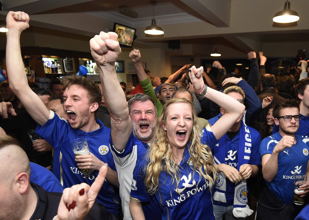 epaselect epa05287569 Leicester City supporters celebrate at Market Tavern after the English Premier League soccer match between Chelsea and Tottenham Hotspur, in Leicester, Britain, 02 May 2016. Leicester was crowned English Premier League champions for the first time in the club's history, clinching the title after a tie between Chelsea and Tottenham. EPA/FACUNDO ARRIZABALAGA