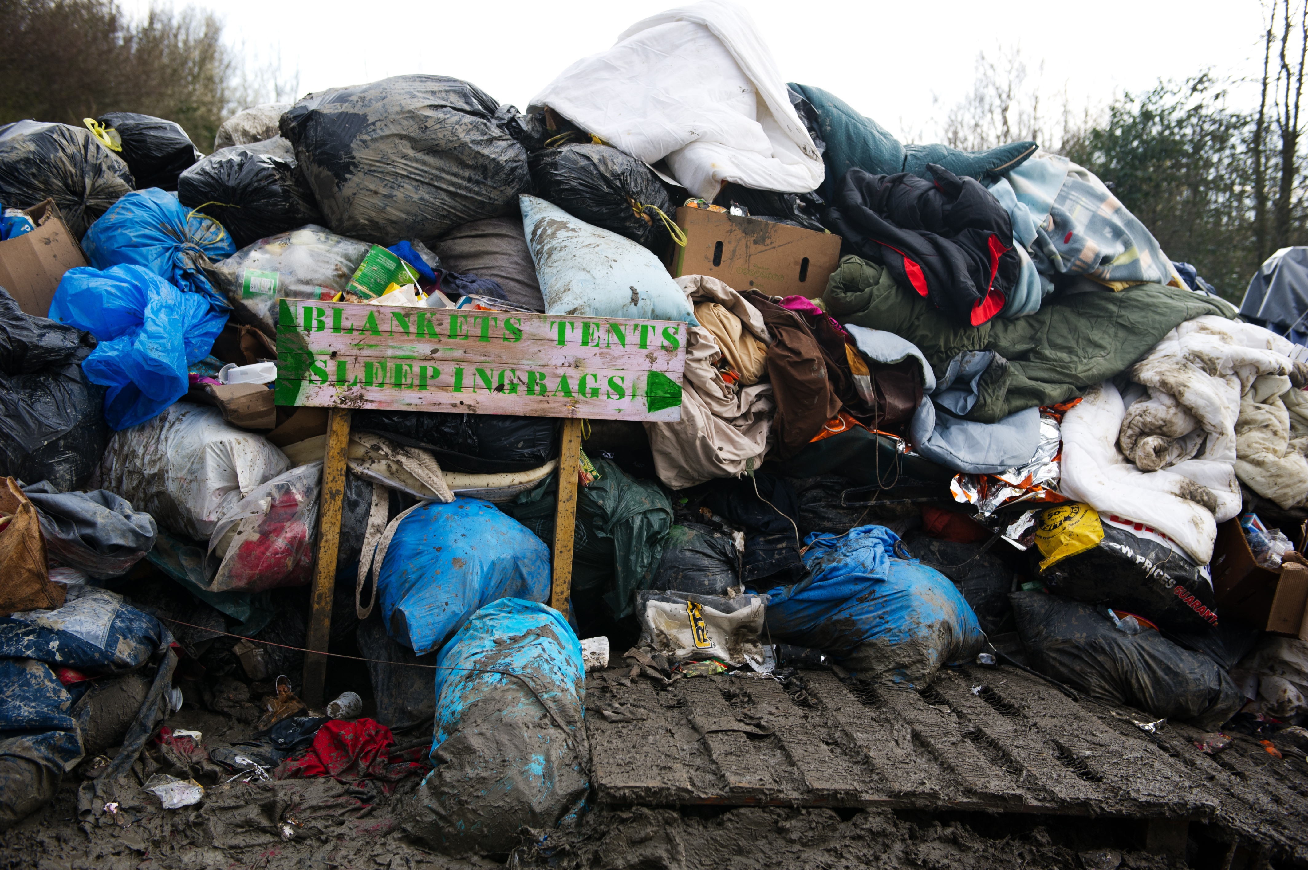 Der Abfall wurde immer wie mehr zu einem Problem. Durch teils unkoordinierte Hifslieferungen, endeten auch viele brauchbare Waren auf den Müllbergen. 