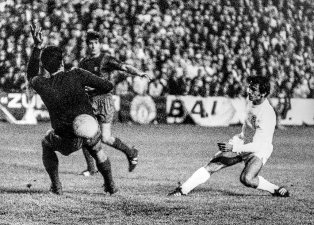 Bratislava Verteidiger Vladimir Hrivnak, rechts, erzielt allein vor dem katalanischen Goalie Salvador Sadurni das zweite Tor. Slovan Bratislava gewinnt am 21. Mai 1969 in Basel den Final um den Cup der Cupsieger gegen den FC Barcelona mit 3 zu 2. (KEYSTONE/Str)