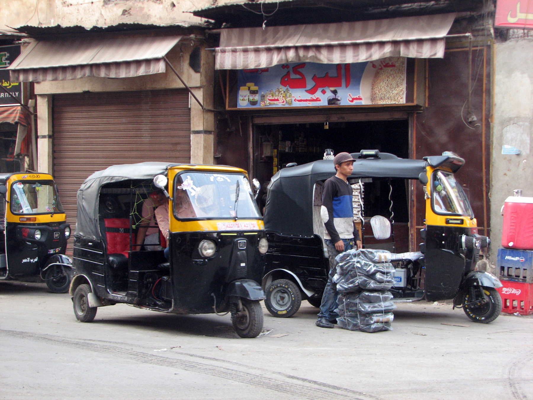Mit Tuktuks werden nicht nur bis zu vier Passagiere sondern auch Waren transportiert