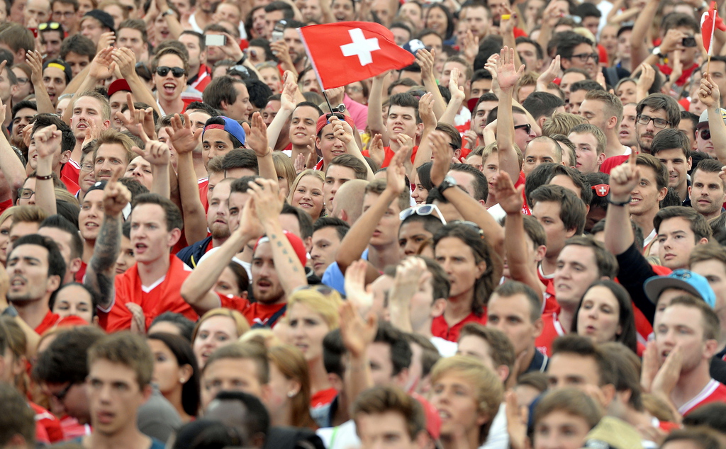 Versammelt um das Lagerfeuer der Nationalmannschaft: Fans beim Public Viewing in Zürich. Und was jetzt, nach dem Ausscheiden? Wir wissen Rat.