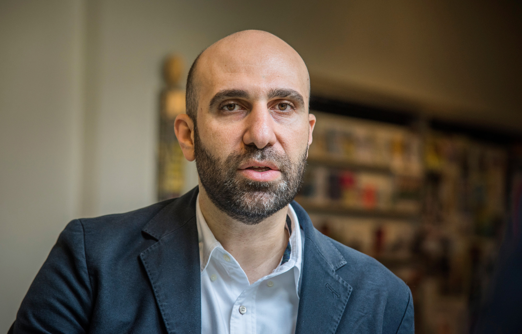 Der arabisch-israelische Psychologe Ahmad Mansour fordert mehr Extremismus-Prävention an den Schulen.