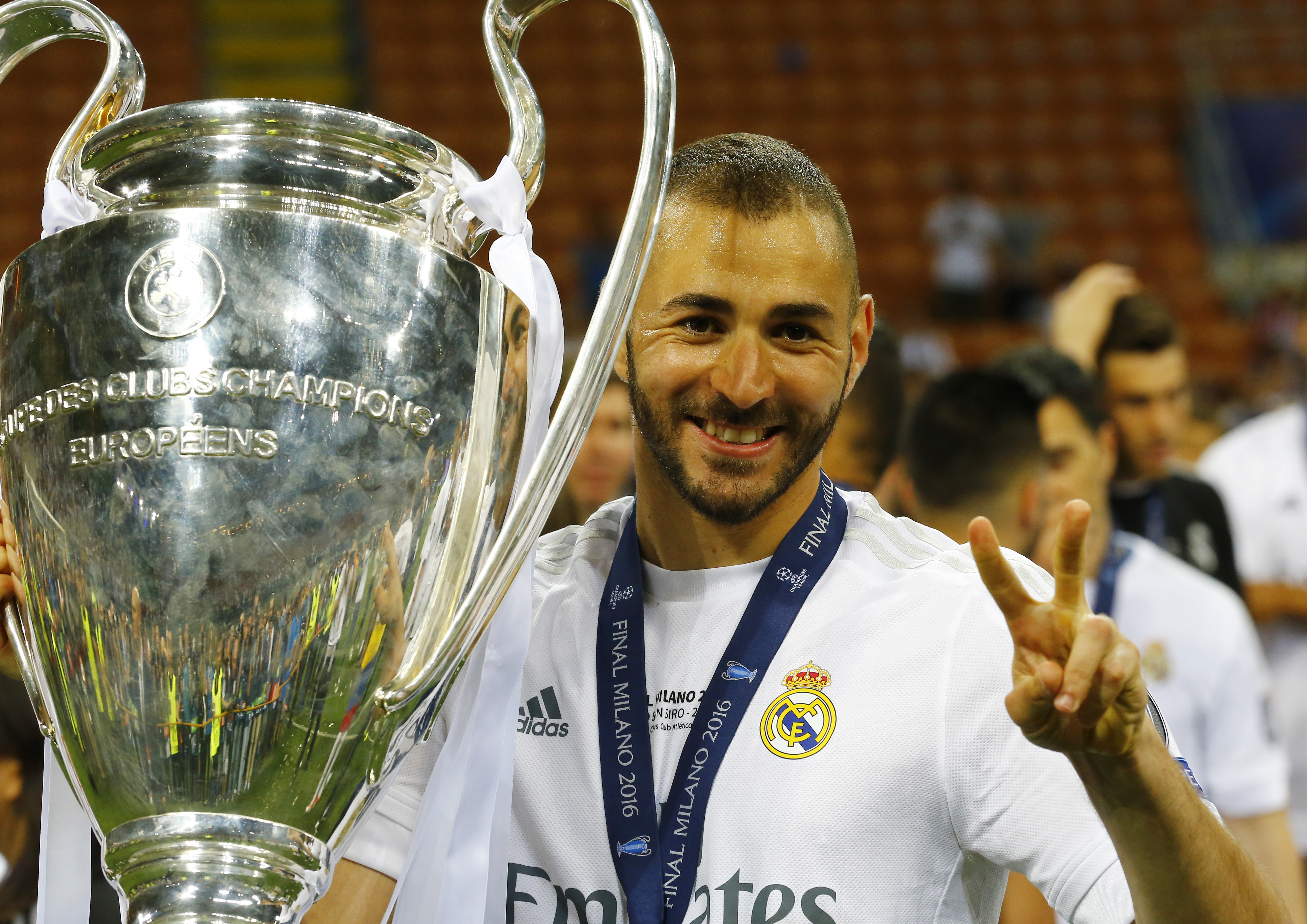 Soccer Football - Atletico Madrid v Real Madrid - UEFA Champions League Final - San Siro Stadium, Milan, Italy - 28/5/16 Real Madrid's Karim Benzema celebrates with the trophy after winning the UEFA Champions League Reuters / Stefano Rellandini Livepic EDITORIAL USE ONLY.