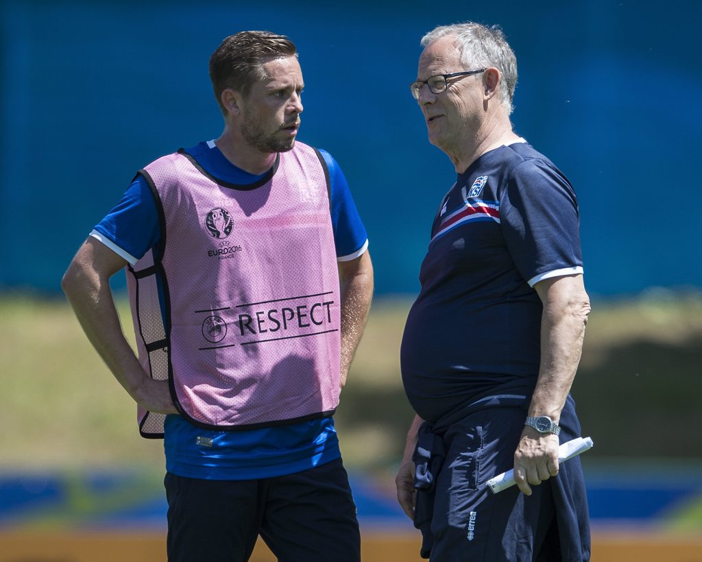 epa05354838 Iceland player Gylfi Sigurdsson (L) talks with head coach Lars Lagerback during a training session of the Iceland team in Annecy-le-Vieux, France, 10 June 2016. EPA/CJ GUNTHER