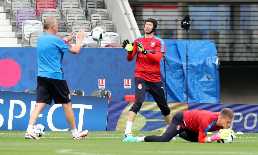 epa05360304 Czech goalkeeper Petr Cech during a training session at Stade Municipal de Toulouse in Toulouse, France, 12 June 2016. Czech Republic will face Spain in the UEFA EURO 2016 soccer championship group D preliminary round match at Stade Municipal de Toulouse in Toulouse on 13 June 2016...(RESTRICTIONS APPLY: For editorial news reporting purposes only. Not used for commercial or marketing purposes without prior written approval of UEFA. Images must appear as still images and must not emulate match action video footage. Photographs published in online publications (whether via the Internet or otherwise) shall have an interval of at least 20 seconds between the posting.) EPA/KHALED ELFIQI EDITORIAL USE ONLY