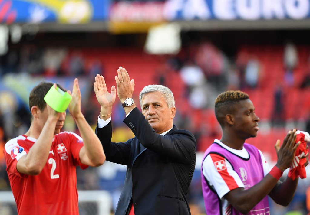 epa05367694 Switzerland's coach Vladimir Petkovic (C) applauds supporters at the end of the UEFA EURO 2016 group A preliminary round match between Romania and Switzerland at Parc de Princes in Paris, France, 15 June 2016.....(RESTRICTIONS APPLY: For editorial news reporting purposes only. Not used for commercial or marketing purposes without prior written approval of UEFA. Images must appear as still images and must not emulate match action video footage. Photographs published in online publications (whether via the Internet or otherwise) shall have an interval of at least 20 seconds between the posting.) EPA/FILIP SINGER EDITORIAL USE ONLY