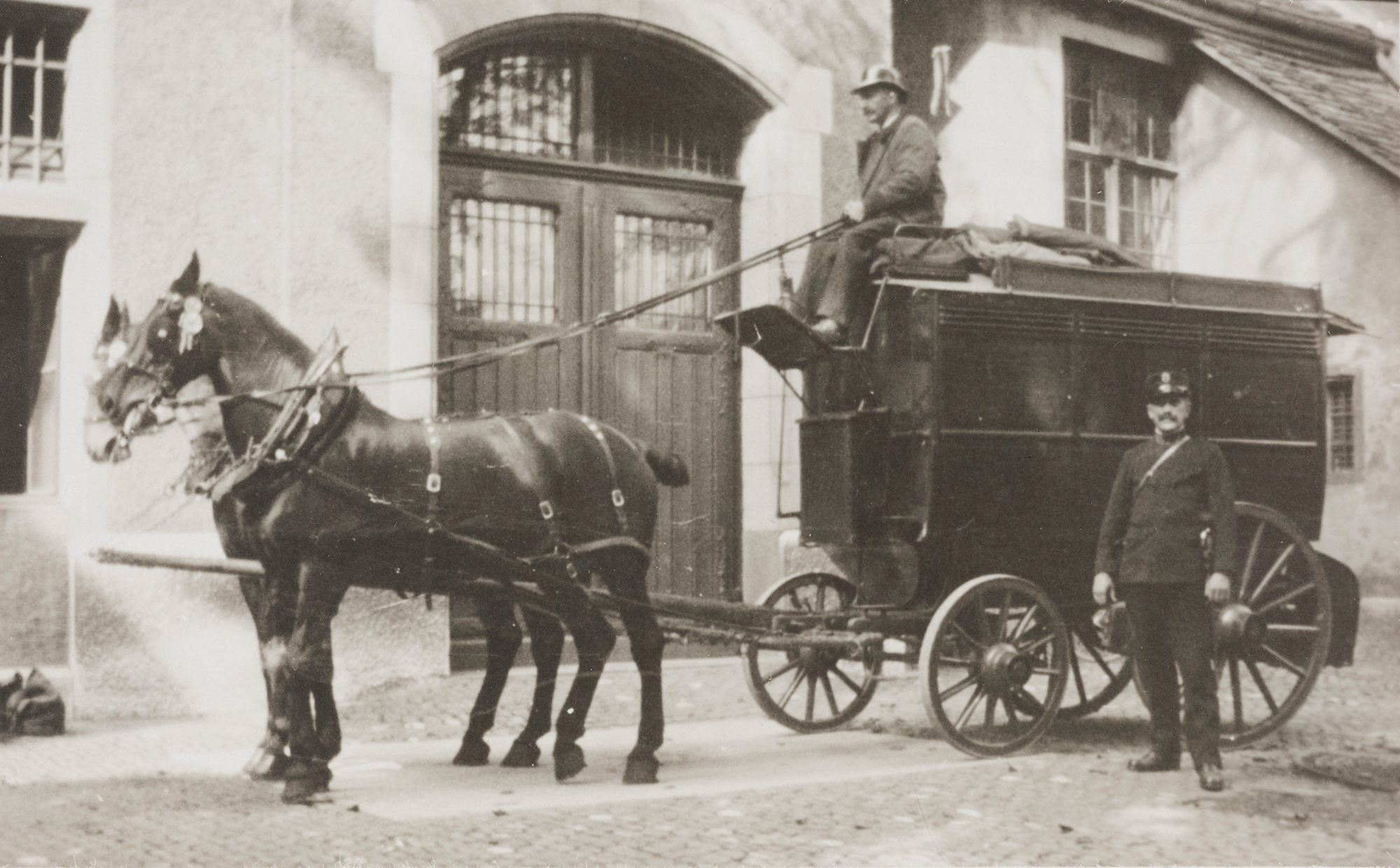 Ab in die Kutsche: Gefangenenfuhrwerk um 1920.