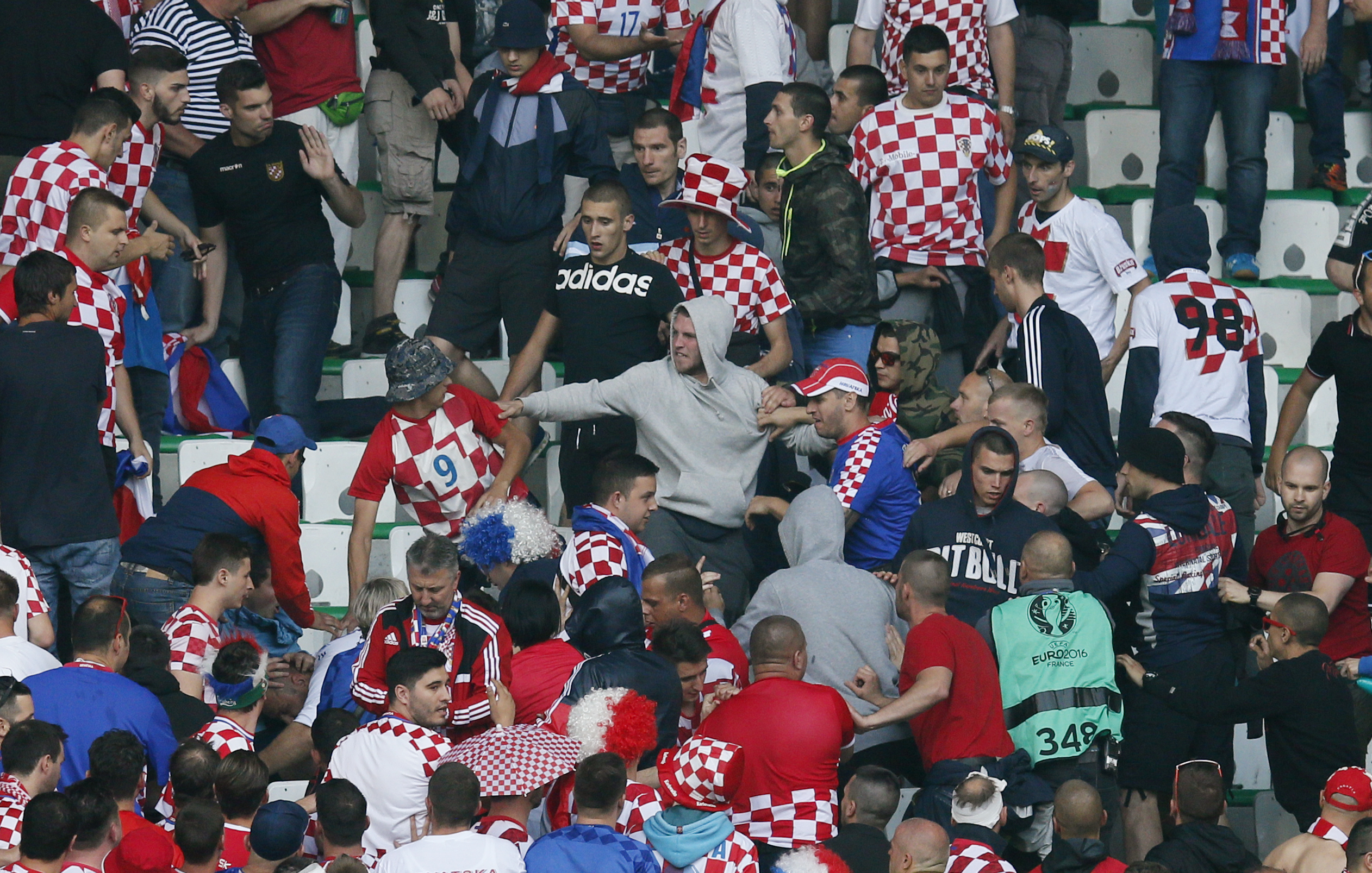 Football Soccer - Czech Republic v Croatia - EURO 2016 - Group D - Stade Geoffroy-Guichard, Saint-�tienne, France - 17/6/16 Croatia fans clash during the game REUTERS/Robert Pratta Livepic