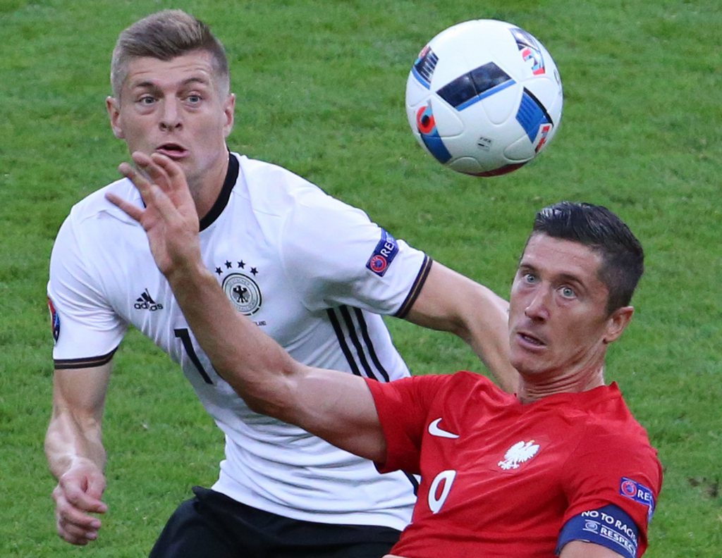 epa05370674 Robert Lewandowski (R) of Poland in action against Toni Kroos of Germany during the UEFA EURO 2016 group C preliminary round match between Germany and Poland at Stade de France in Saint-Denis, France, 16 June 2016.....(RESTRICTIONS APPLY: For editorial news reporting purposes only. Not used for commercial or marketing purposes without prior written approval of UEFA. Images must appear as still images and must not emulate match action video footage. Photographs published in online publications (whether via the Internet or otherwise) shall have an interval of at least 20 seconds between the posting.) EPA/SRDJAN SUKI EDITORIAL USE ONLY