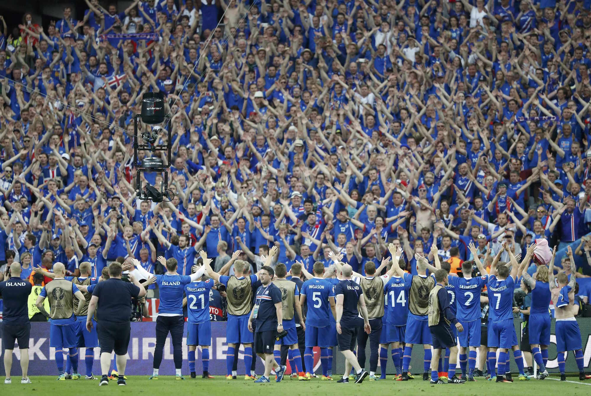 Football Soccer - Iceland v Austria - EURO 2016 - Group F - Stade de France - Paris Saint-Denis, France - 22/6/16 Iceland's players and fans celebrate after the match REUTERS/Christian Hartmann TPX IMAGES OF THE DAY