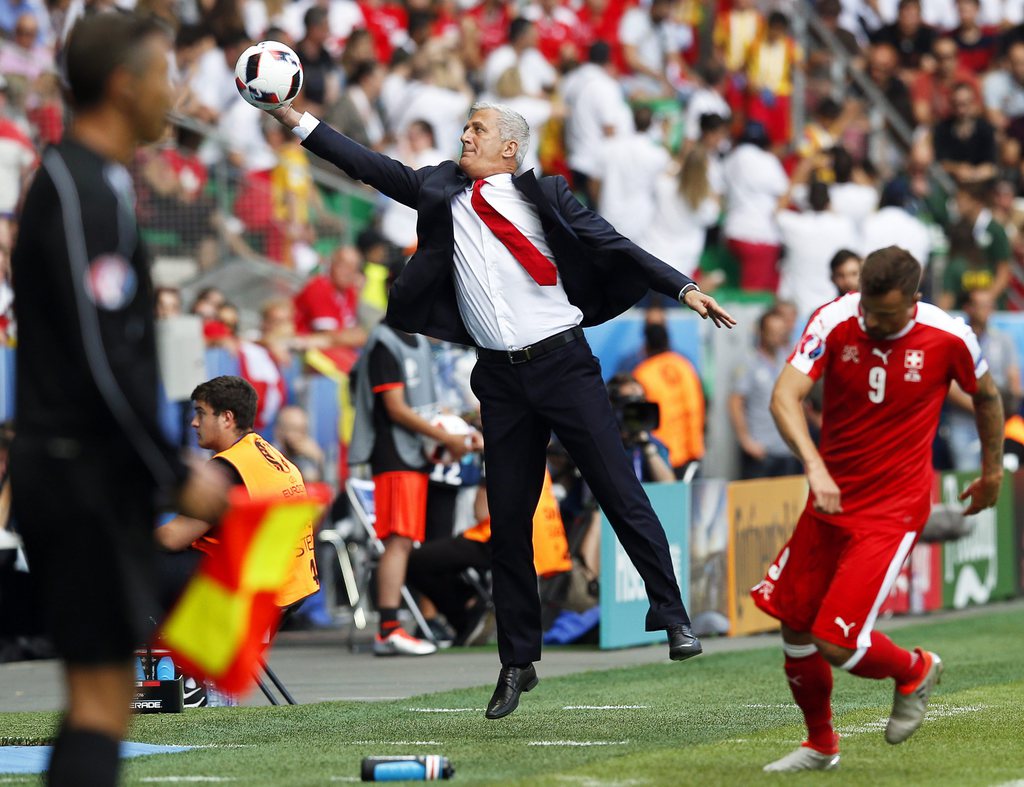 epa05389440 Switzerland's head coach Vladimir Petkovic (C) catches the ball during the UEFA EURO 2016 round of 16 match between Switzerland and Poland at Stade Geoffroy Guichard in Saint-Etienne, France, 25 June 2016.....(RESTRICTIONS APPLY: For editorial news reporting purposes only. Not used for commercial or marketing purposes without prior written approval of UEFA. Images must appear as still images and must not emulate match action video footage. Photographs published in online publications (whether via the Internet or otherwise) shall have an interval of at least 20 seconds between the posting.) EPA/YURI KOCHETKOV EDITORIAL USE ONLY
