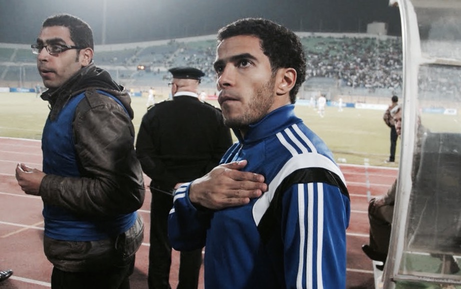 Omar Gaber am 8. Februar 2015 – der Ägypter bekundet seine Verbundenheit mit den Fans, nachdem 19 Menschen ihr Leben verloren haben. Gaber weigert sich, an diesem Tag zu spielen.
