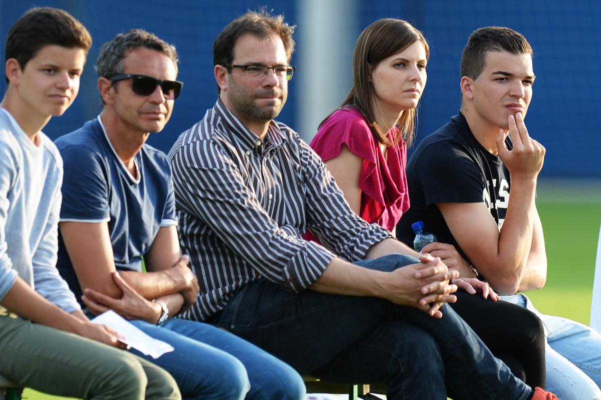 08.07.2016; Muenchenstein; Fussball Super League - Testspiel FC Basel - FC Lausanne-Sport; Kevin Bua (rechts) schaut sich das Spiel an (Steffen Schmidt/freshfocus)