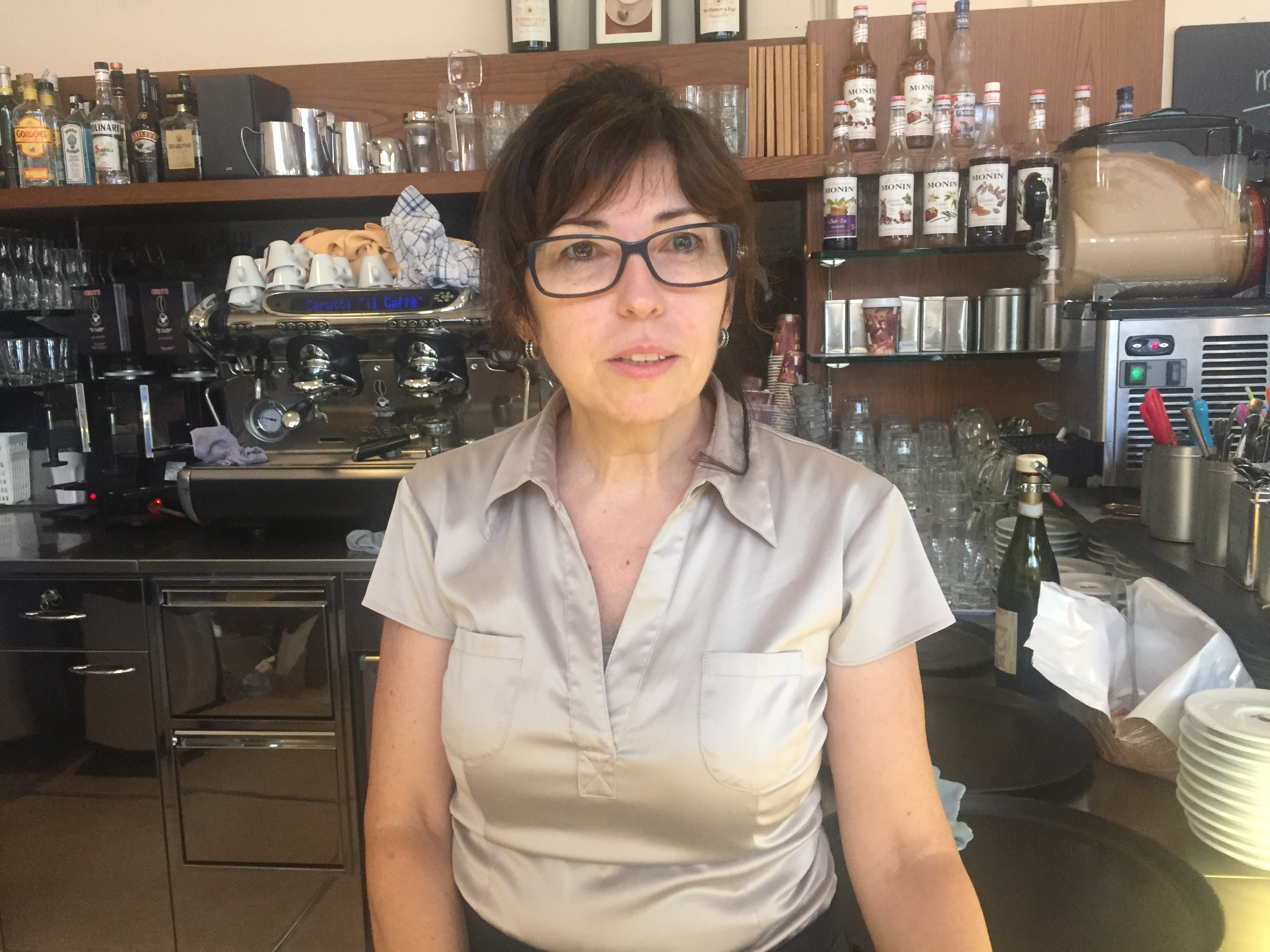 Angela Scialfa arbeitet im Cappuccino an der Falknerstrasse. Fenster und Türen muss sie schliessen, wenn der Lärm draussen zu laut ist.