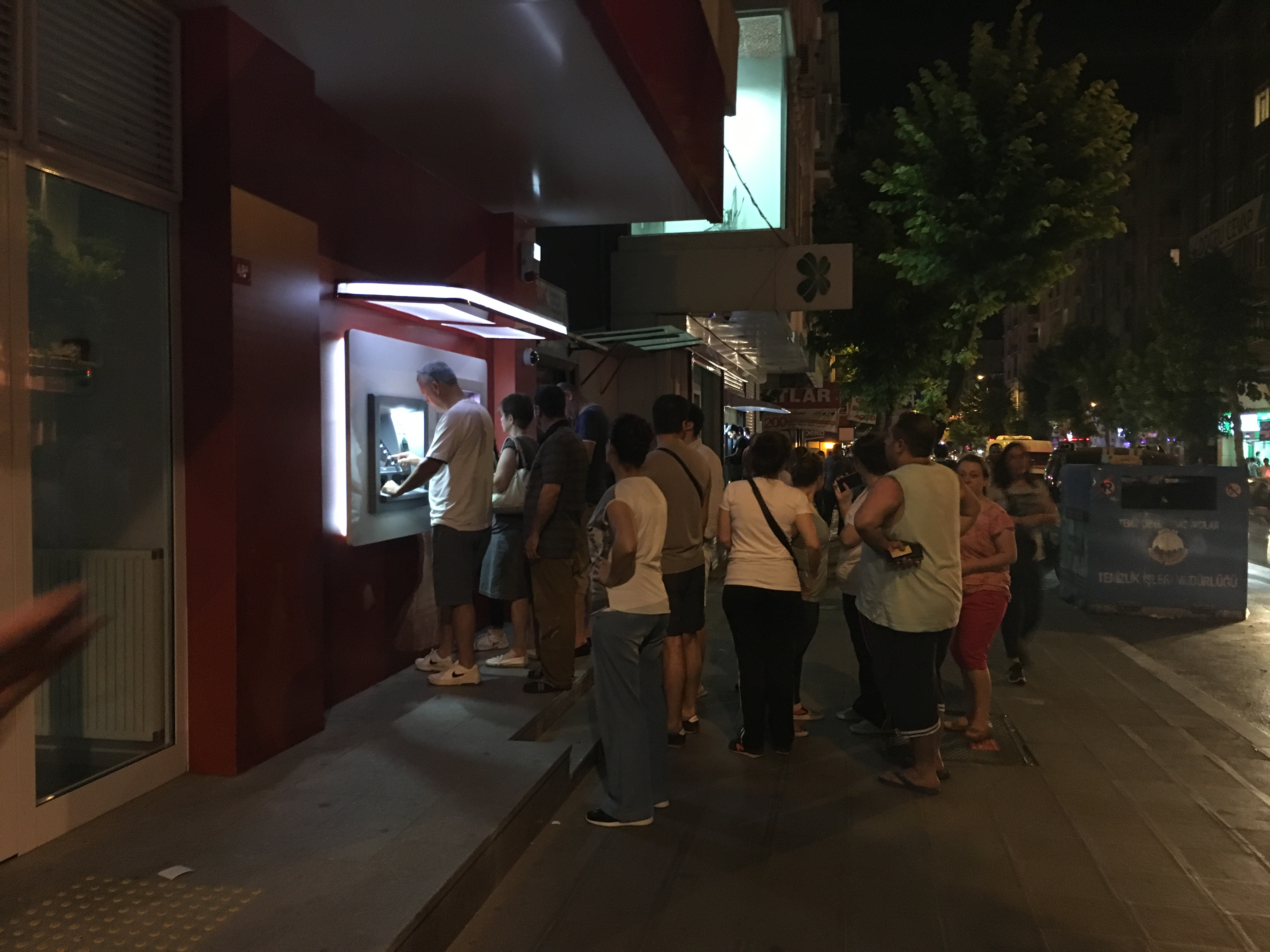 In der Nacht versuchten sich die Menschen in Istanbul an den Bankautomaten mit Bargeld einzudecken.