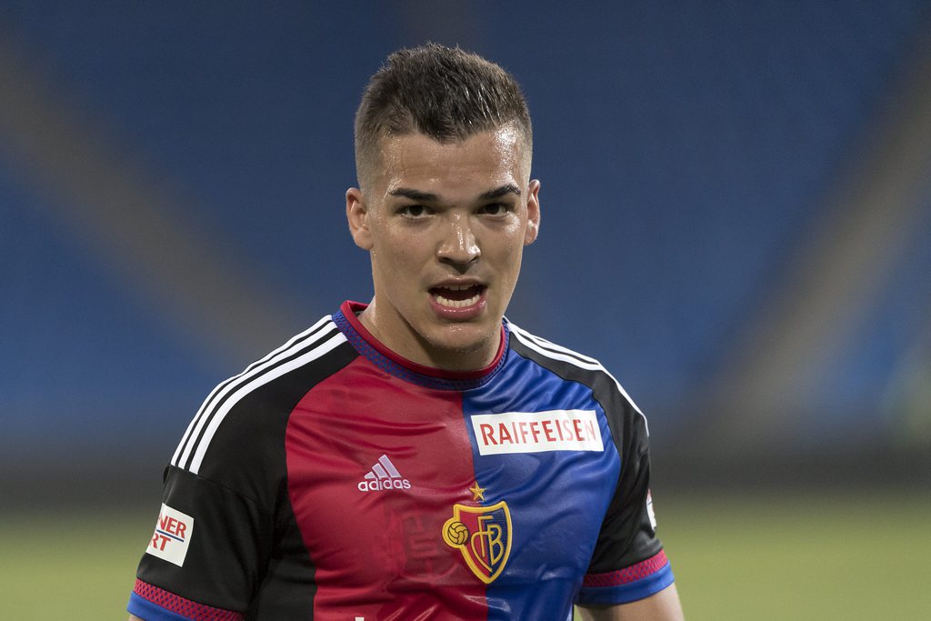 epa05432367 Basel's Kevin Bua after a friendly soccer match between Switzerland's FC Basel 1893 and Germany's VfL Wolfsburg at the St. Jakob-Park stadium in Basel, Switzerland, on Tuesday, July 19, 2016. EPA/GEORGIOS KEFALAS