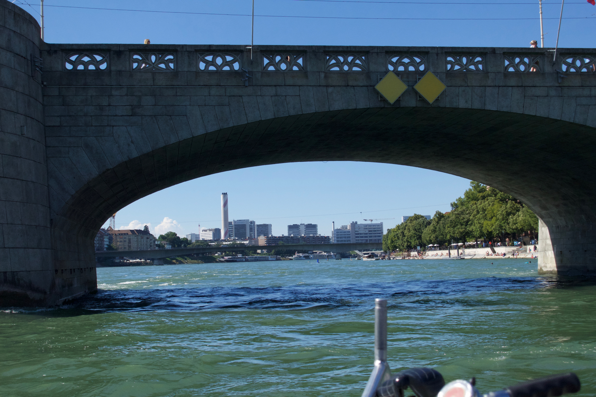 Baden im Rhein ist ein Grundrecht, nicht aber das Springen von den Brücken oder das Schwimmen in den Schiffahrtsrinnen.